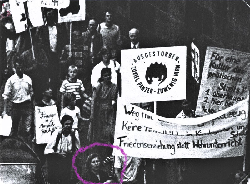 17.09.1987 Astrid Bodenstein mit Banner des Frauenfriedenskreises